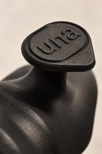 Detalle del logo una en el grip